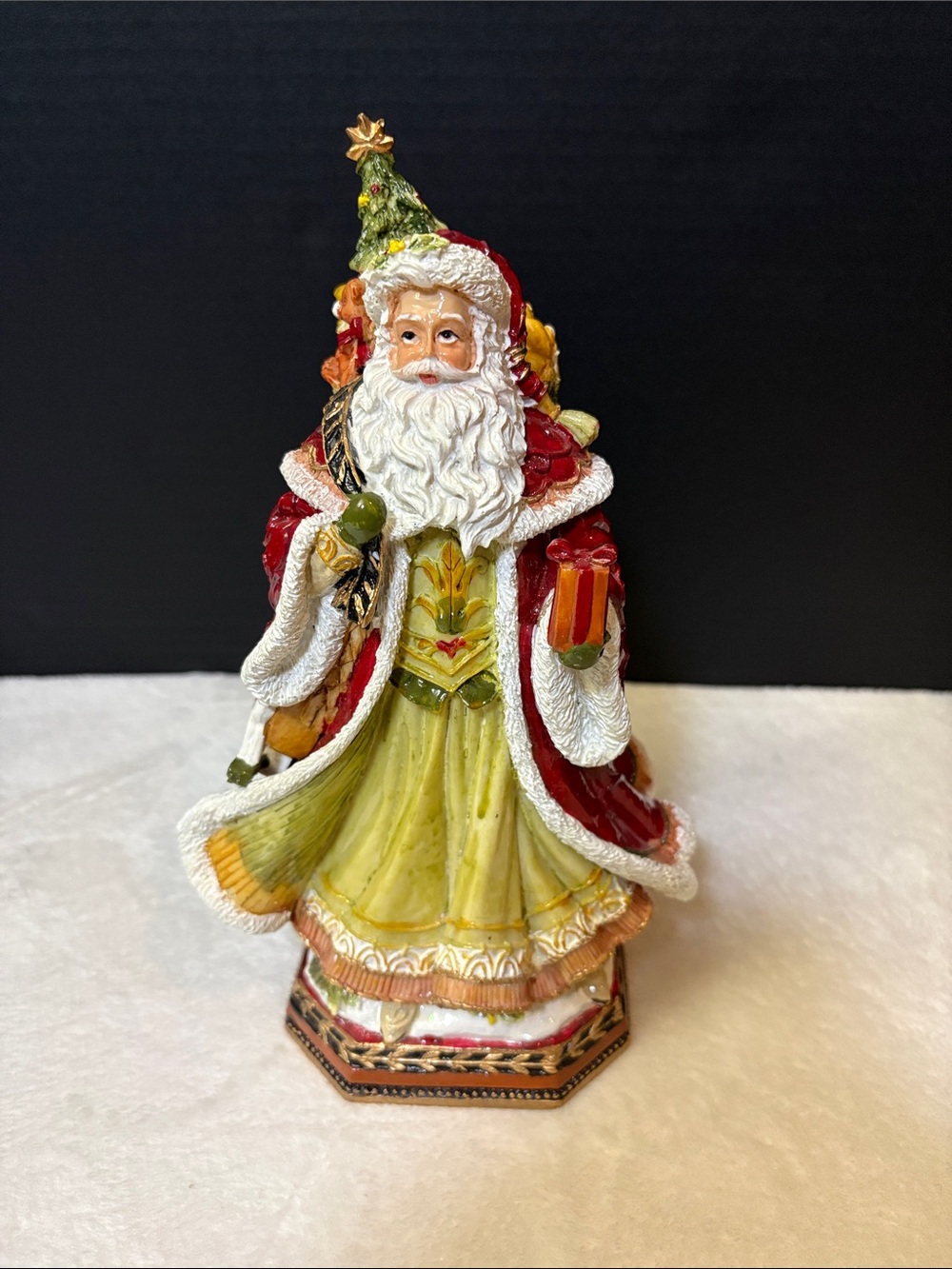 EUC Fitz and Floyd Red and Green Musical Santa Figurine with Gold Accents